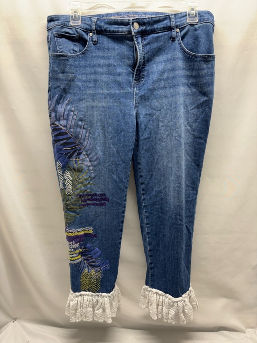 CHICO'S EMBROIDERED LADIES JEANS SZ 3 SO SLIMMING GF SLIM LEG CROP W RUFFLE HEM